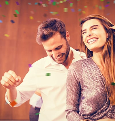 Ein Paar freut sich beim Tanzkurs in der Tanzschule Wien