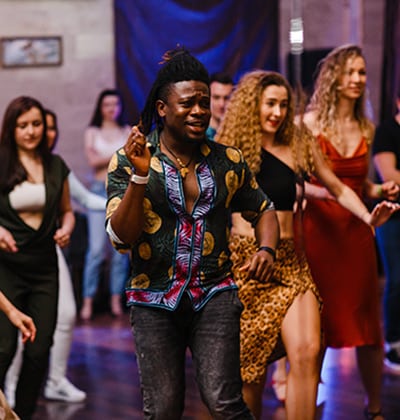 Personen tanzen Salsa bei einem Tanzkurs in der Tanzschule Wien