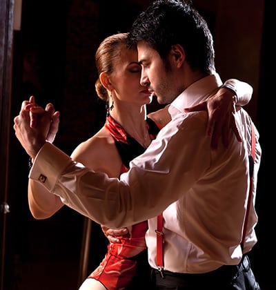 Paar macht einen Tango-Kurs